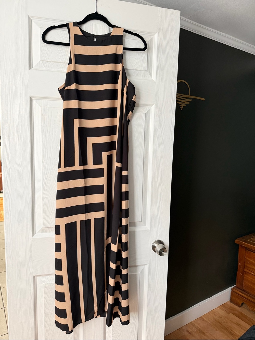 Donna Morgan Black & Beige Geometric Maxi Dress